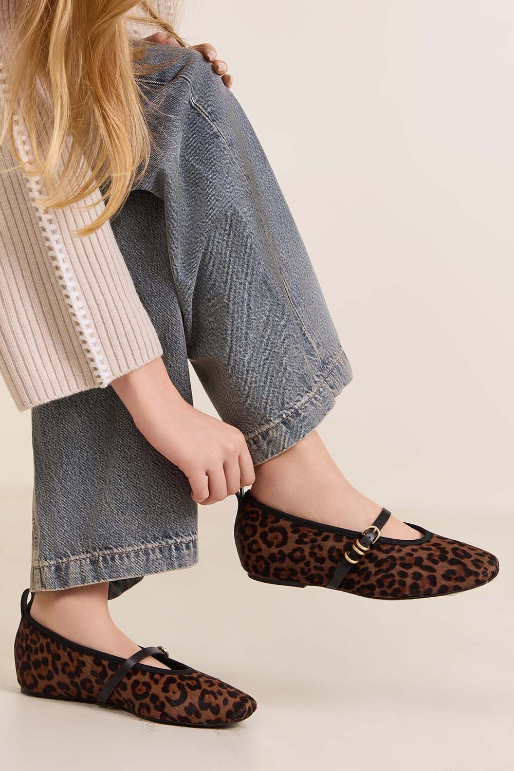 תמונת כל הלוק של נעלי מרי ג'יין